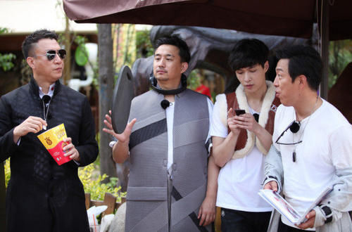 导演|岳云鹏和贾乃亮抢节目组的车,导演态度引热议终于像鸡条了