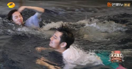  王一博|王一博《天天向上》玩密室逃脱，反应超快，炫耀的样子像个孩子