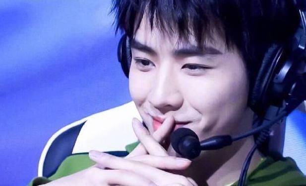  何炅|明星搞笑出圈：周震南2g网何洛洛坐塌蛋糕，他的饭量惊呆何炅