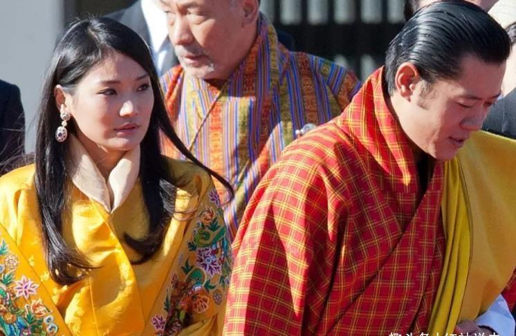 不丹王室|30岁佩玛罕见当老师!整个教室座无虚席,冰山美人终于微笑了