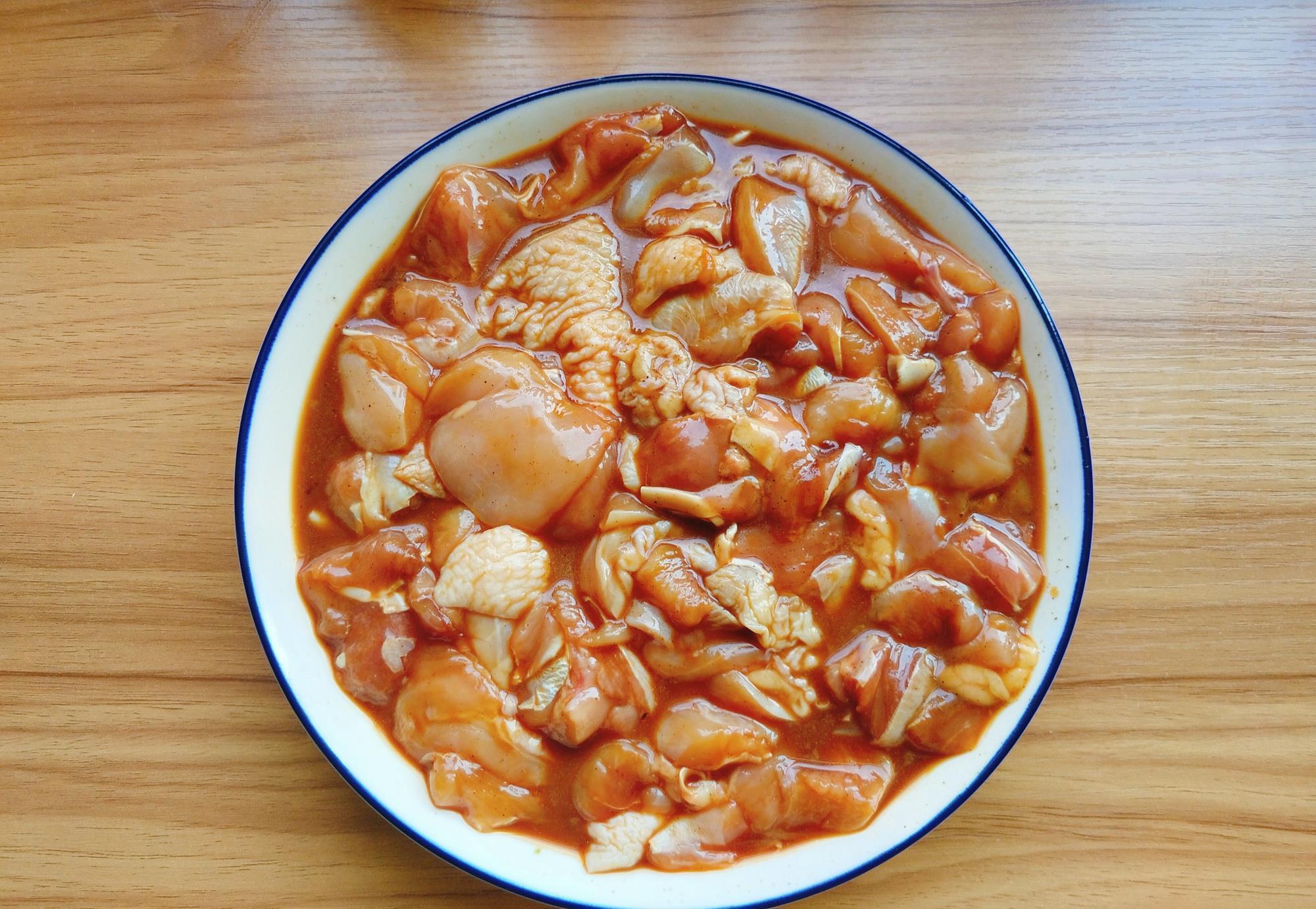  美味|鸡腿肉新吃法，外焦里嫩香辣过瘾，比烧烤还美味，配上啤酒真爽！