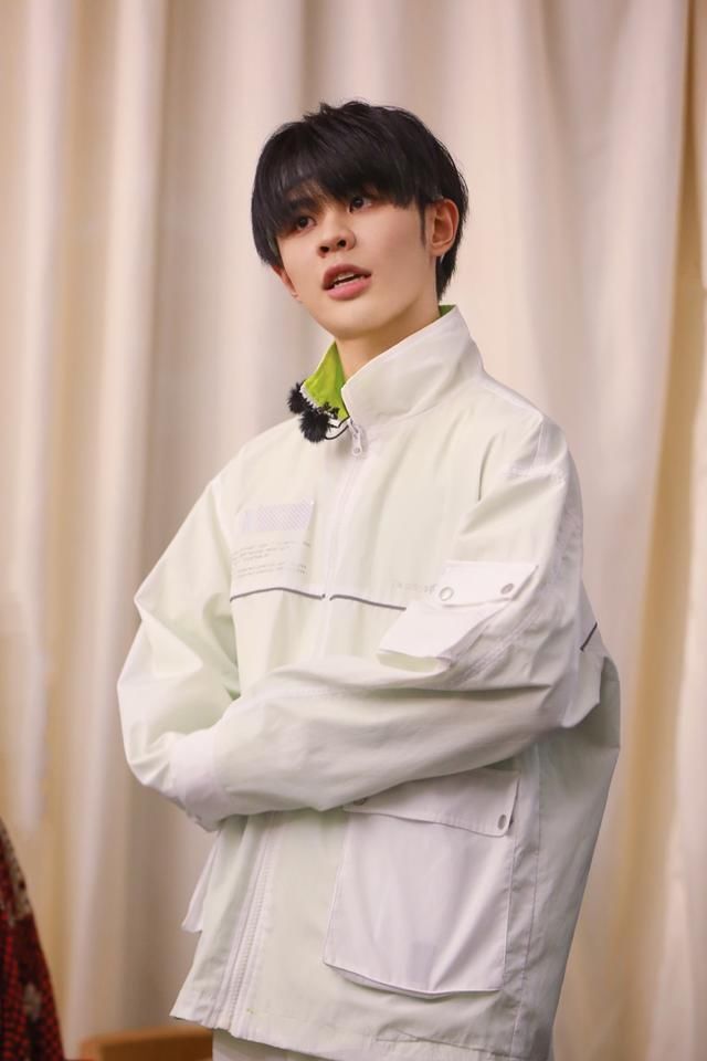 气小哥|《元气满满的哥哥》今晚神气首播 胡军杨洋捉迷藏上演“伪装者”