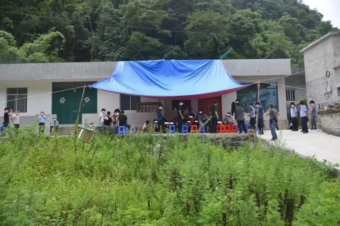 大新县五山|光天化日之下，大胆赌徒“支摊聚赌”被警方一锅端