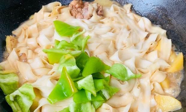  制作|家庭煮夫的日常 家庭版大盘鸡焖面 制作简单 美味健康