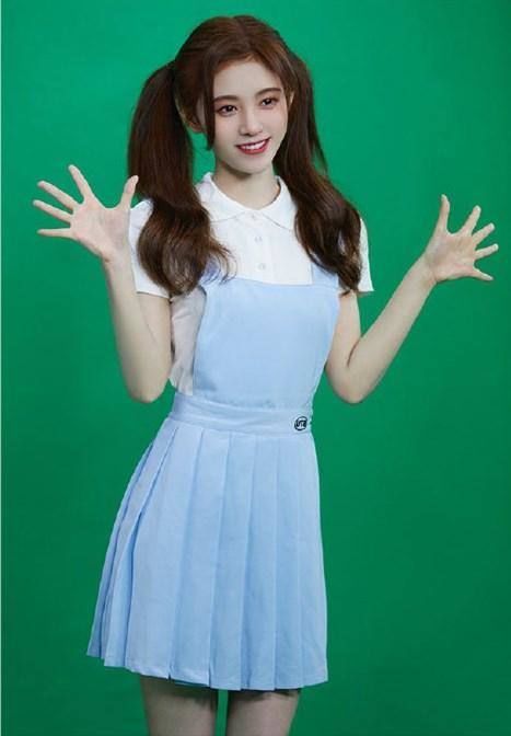 辣妈|佟丽娅真瘦,T恤叠穿背带裤蛮腰一点都不鼓囊,这身材辣妈圈拔尖