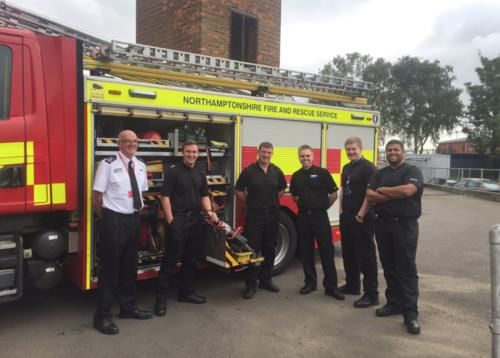  手铐|英国警官为新同事示范戴手铐，铐住自己取不下来跑到消防队求助