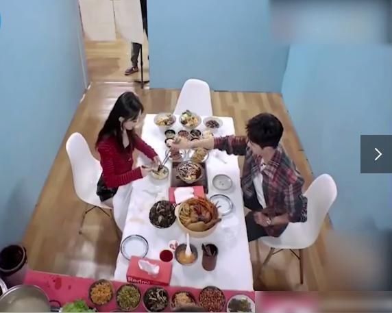  螺蛳|王一博将吃过的螺蛳粉夹给赵丽颖，谁注意颖宝反应？关系一目了然