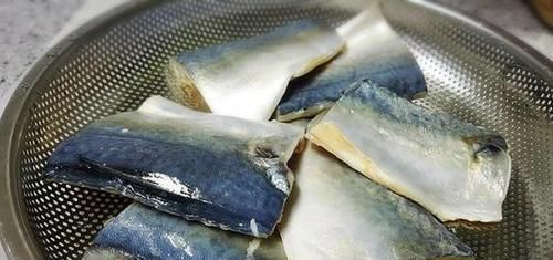  四溢|冬天，此鱼正是肥美之际，刺少肉还多，简单一炖，香气四溢贼下饭