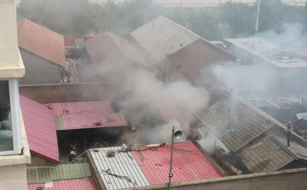  赶到|滨河西路一平房起火，还好消防救援及时赶到！