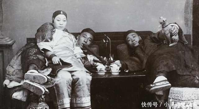标配|老照片：晚清上层社会生活，妻妾成群，走路不用脚，烟枪是标配