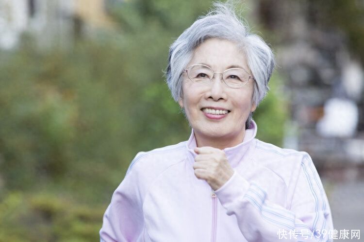 55岁阿姨每天坚持踮脚6个月(56岁阿姨，每天坚持踮脚，6个月后，她的身体发生了什么变化？)