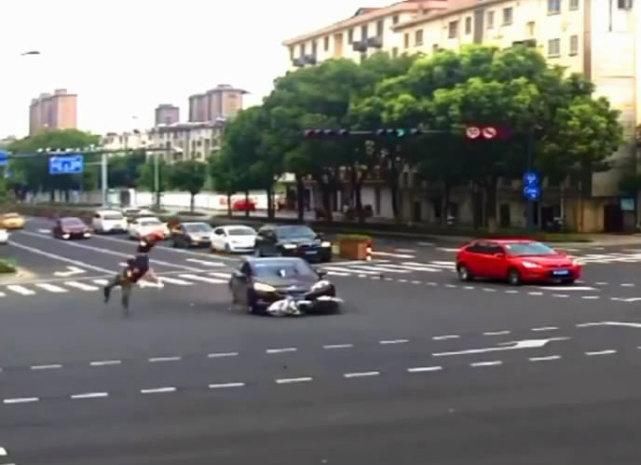  交通|为交警点赞！学生骑电动车闯红灯被撞飞，处理结果让人拍手称快