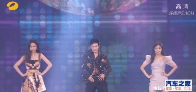 黄晓明|芒果818晚会如大型蹦迪现场,黄晓明跳舞似抽筋,王一博嗨翻全场