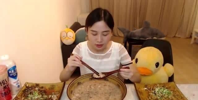  体重|世界上最能吃的女人，体重只有112斤，一顿饭吃掉501根鸡翅