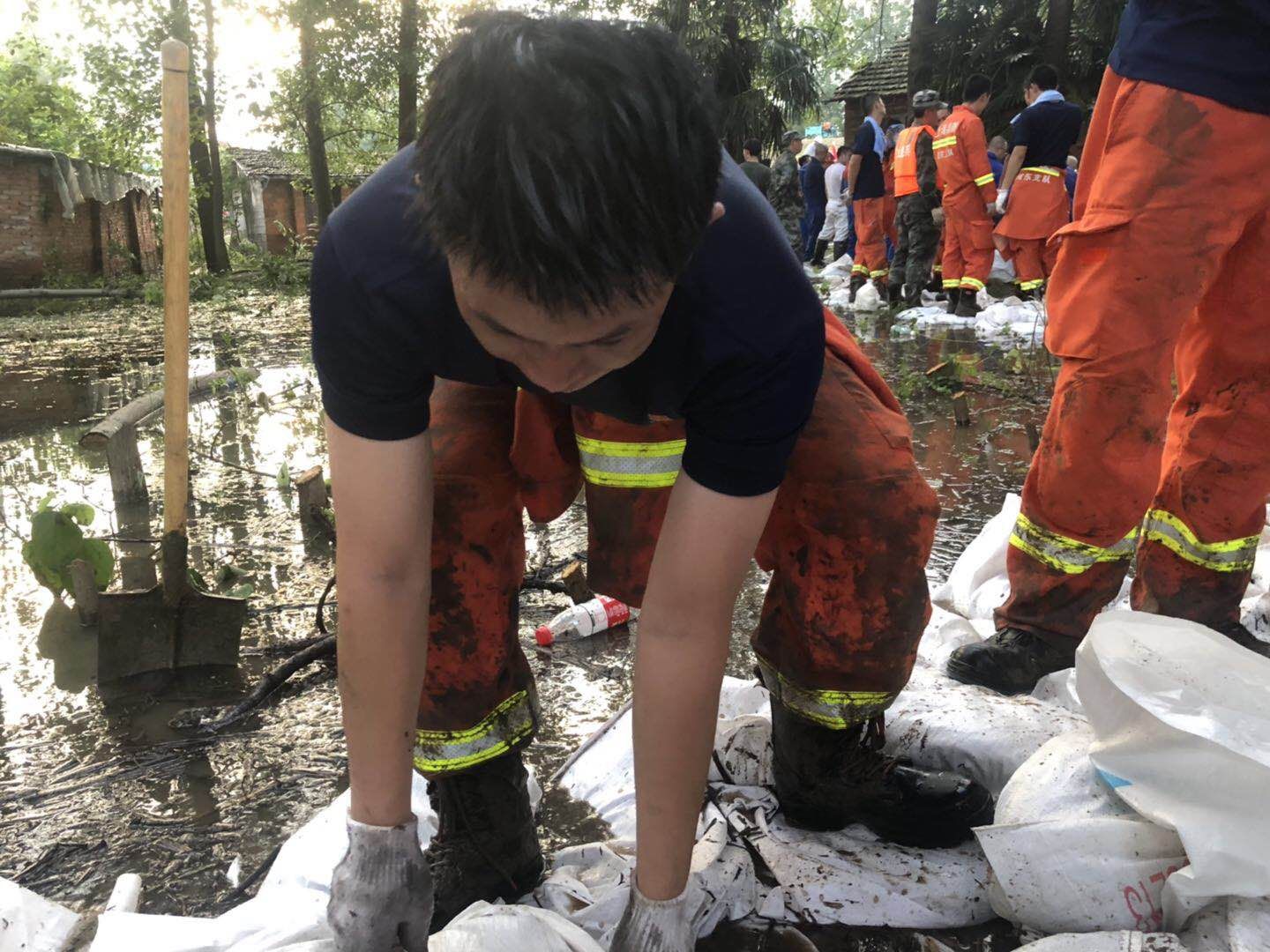 安徽|安徽芜湖：10余小时开辟500米道路，上海消防紧急排除管涌险情