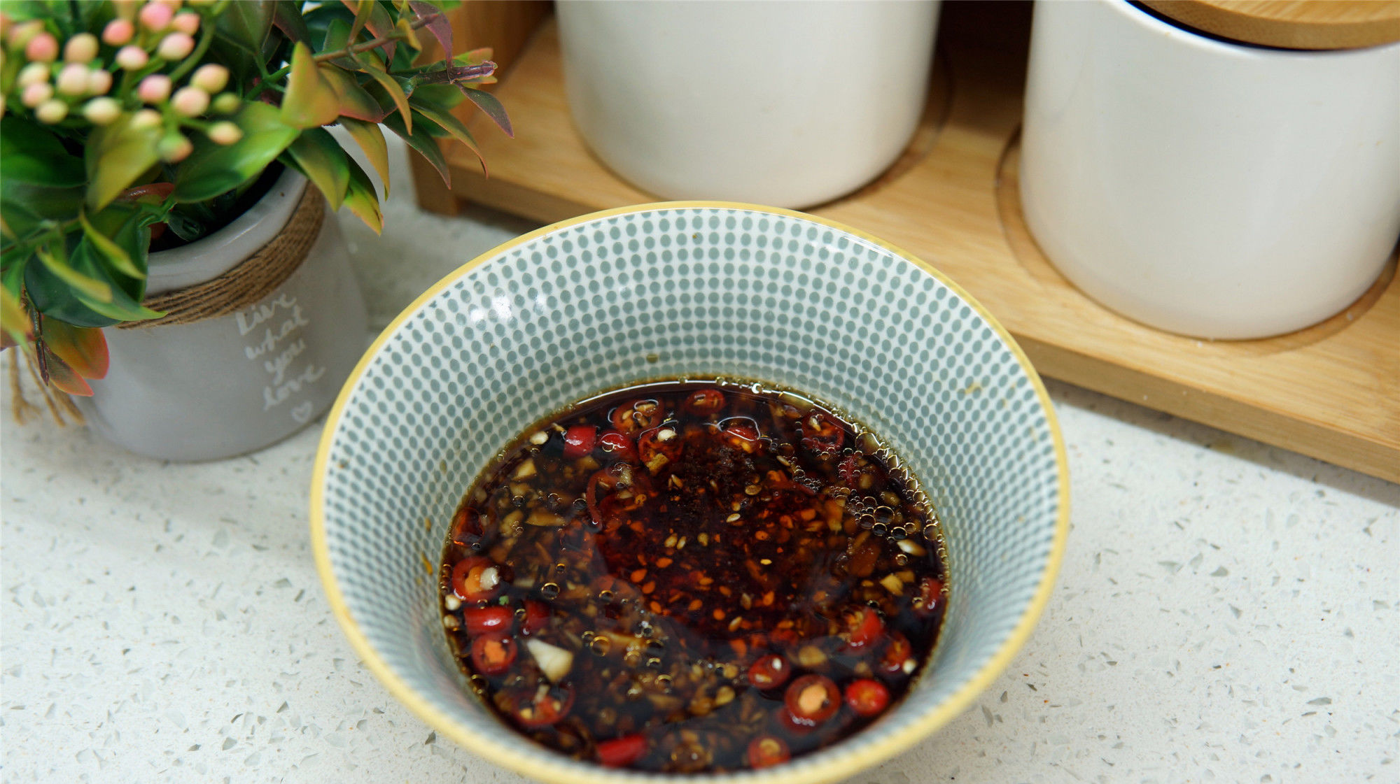 饭店|切松花蛋,直接用刀切就错了,饭店后厨这样做,溏心蛋也能切整齐