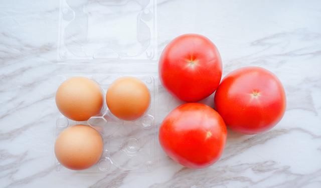  难怪|西红柿汤总不对味？先炒西红柿还是先加水，很多人做错难怪不好喝