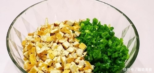  豆腐|煎豆腐时，记得不能直接下油锅，多加一步，不破皮不粘锅，超鲜嫩