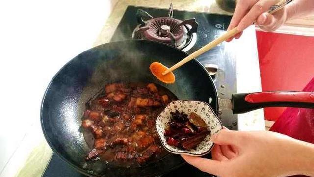 做法|想吃红烧肉不用下饭店,配方和做法详细告诉你,香而不腻,超下饭