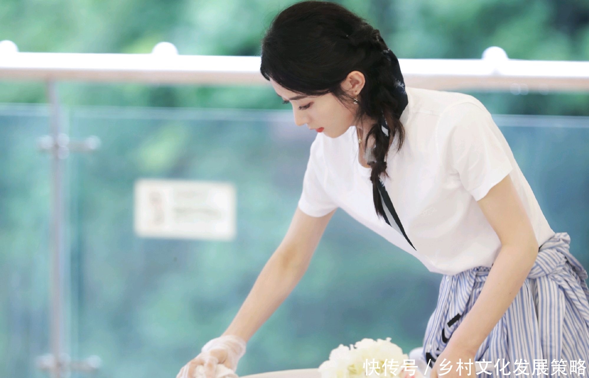  赵丽颖|赵丽颖饭桌上用筷子扒拉盆，是恶意剪辑还是不礼貌看这个细节