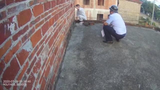  相逼|警方追捕，毒贩为逃脱抓捕居然以“死”相逼...