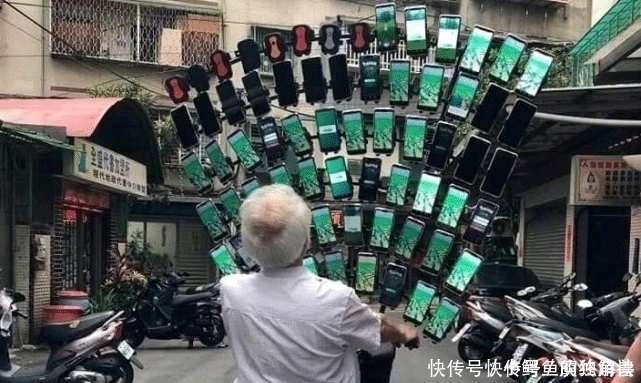装备|宠物小精灵国外大爷玩宝可梦游戏,当看到他的装备时,网友开始慌了
