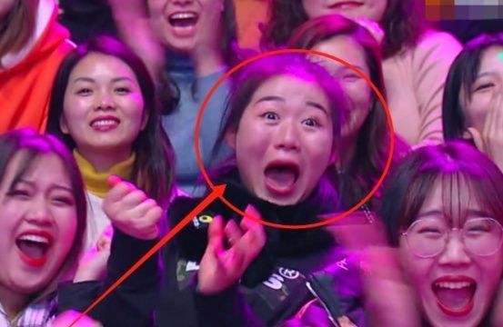  判若两人|蔡徐坤上《快本》，尖叫女粉丝意外走红，自拍照判若两人