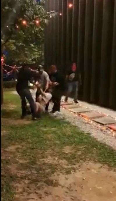 幸得|中国女子在大马喝酒，竟被3男子当众拖走，幸得路人相救逃过一劫