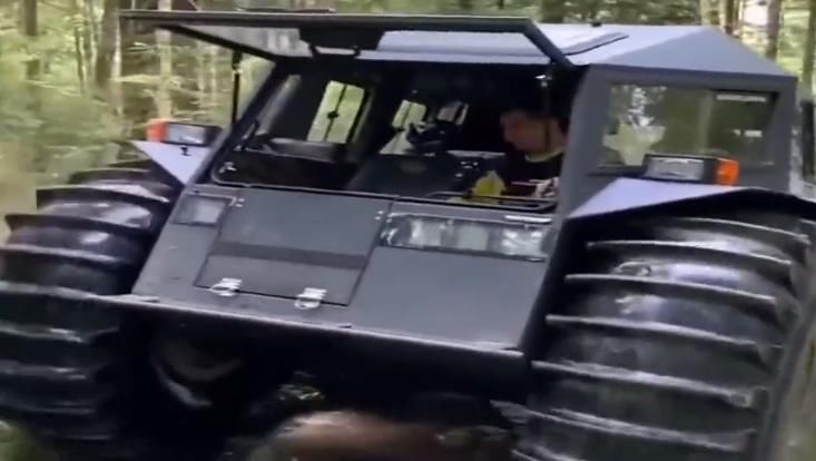  外国|外国小伙造出“最牛”越野车，能爬山能涉水，牧马人也甘拜下风