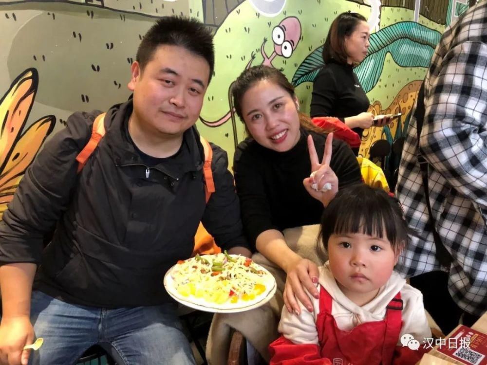  体验|寓教于乐，萌娃动手体验食物来之不易