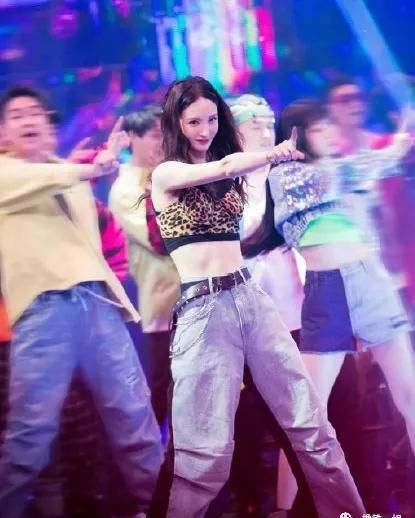  没胸|靠完美腹肌上热搜，一人吊打十个韩团的她，居然被人说没胸没臀？