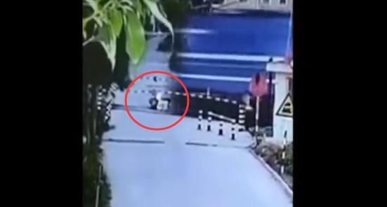  铁路|女子骑车闯铁路道口 连人带车倒下后被火车撞成重伤