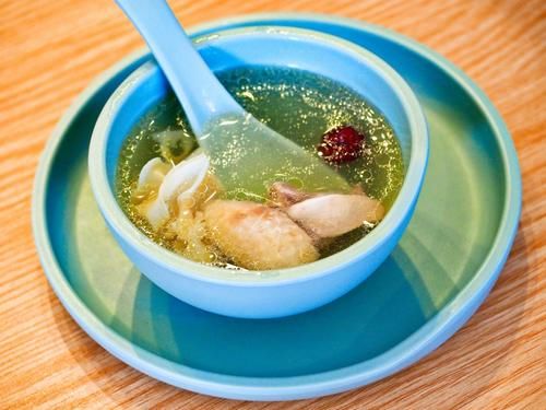 三亚|风靡三亚的网红嗲嗲椰子鸡,食客们却说:吃了后悔,不吃更后悔!