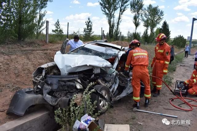  撞碎|鄂尔多斯一油罐车“撞碎”小轿车 1人被困