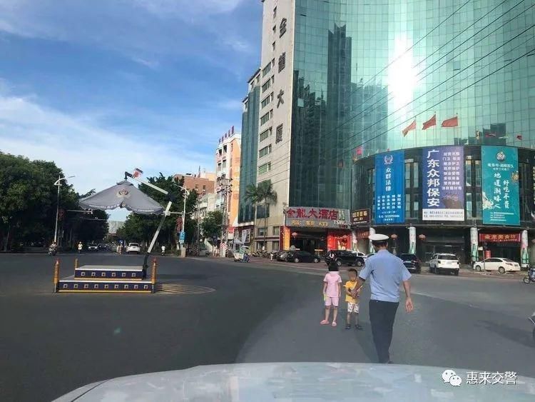  路口|惠来两小孩迷路，在金龙路口徘徊，幸好...