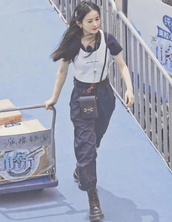 综艺|赵丽颖综艺中情绪崩溃倒床痛哭,大喊:自己的事情都想不明白