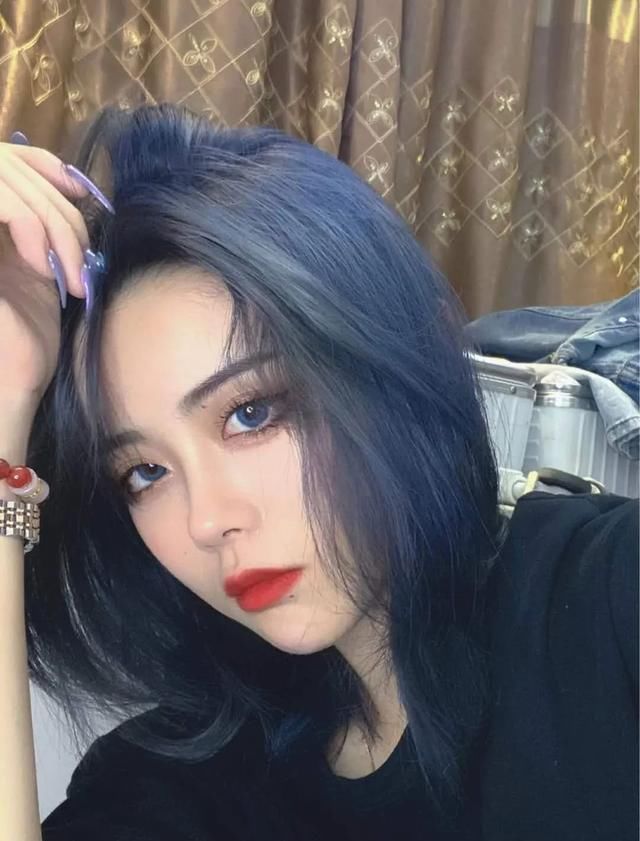  发色|别乱染发了！今夏流行这个神仙发色，洋气又显白