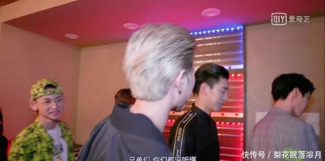 尴尬|蔡徐坤的英语怎么样在大家都没听懂时,他一句话避免了尴尬!