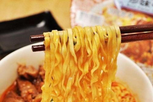  泡面|吃完连“汤都不剩”的4款泡面，蟹黄面上榜，图4爸妈超爱