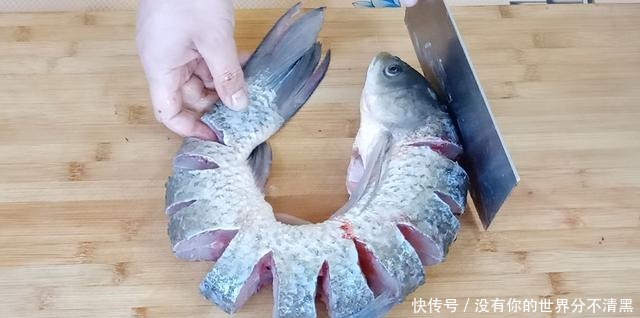 做法|炖鱼时,别直接下锅,40年大厨教你正确做法,鱼肉鲜香又劲道