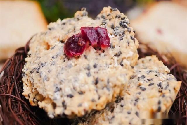  冲泡|麦片不仅能冲泡，放入两个鸡蛋做成饼，早餐吃它健康又美味