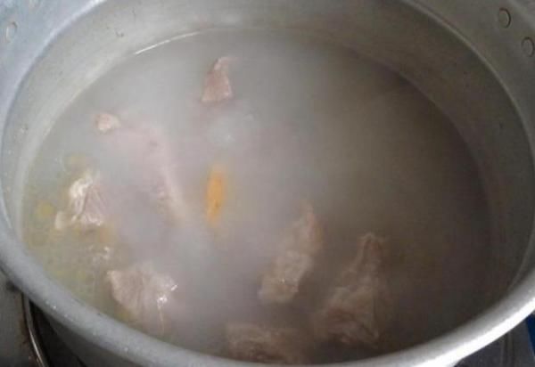  炖排骨|炖排骨，先焯水还是直接炖？都不对，教你一招，肉又香又嫩不干柴