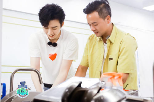  财务|《中餐厅4》迎来了最“豪”的嘉宾，自带食材为赵丽颖解决了危机