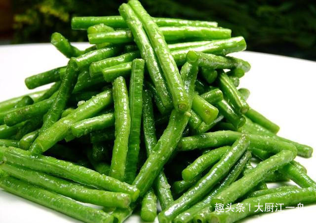  清炒豆角|炒豆角时，先放油就错了！大厨教你这样做，豆角翠绿鲜香更入味