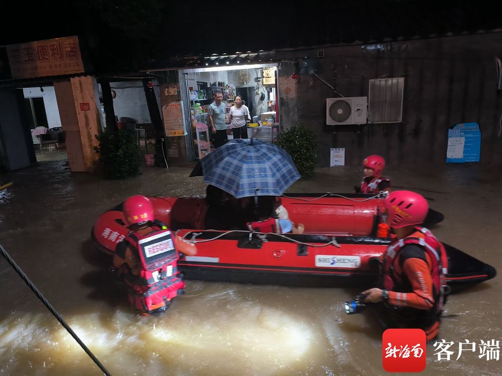 暴雨突袭 多名群众被积水围困 万宁消防紧急救援