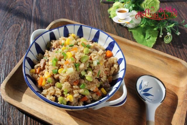 香菇|教你一道家常焖饭的美味做法,有肉有菜又有饭,好吃到一粒米不剩