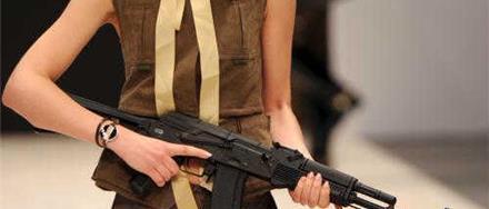  警察|除了军人和警察, 还有三种人可以合法持枪, 第三种见了最好躲开！