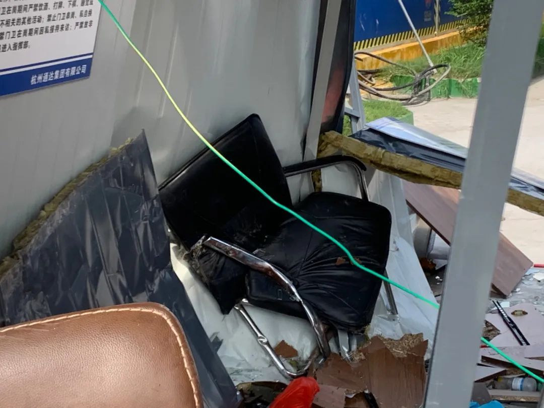  杭州|杭州一面包车径直冲入工地保安室，一名保安受伤严重！
