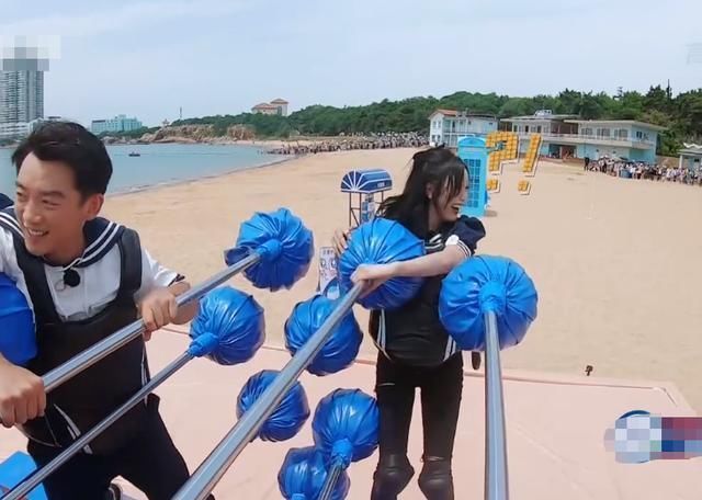 举动|蔡徐坤跟吴宣仪玩搏击,谁留意到蔡徐坤举动“钢铁直男”没错了