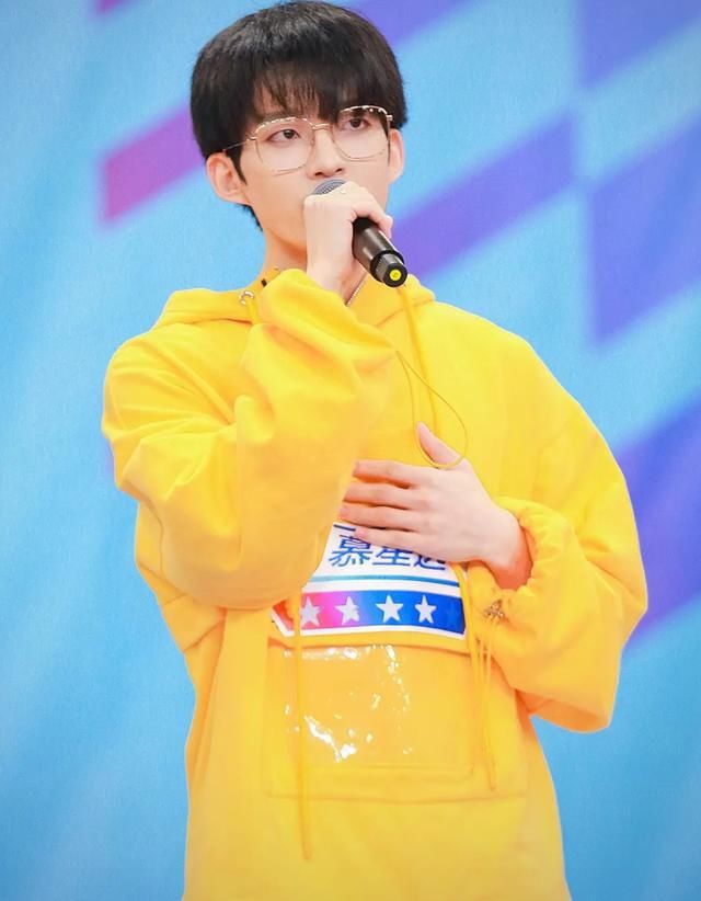 和嘉羿|给Mr.钛戈伴舞,和嘉羿是同期练习生,从以团到《少年之名》还是出道无望